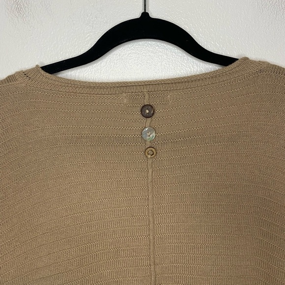 Kulu-B Women's Tunic Sweater Size M Tan V-Neck Mother Pearl Button Waffle Knit - Picture 6 of 11